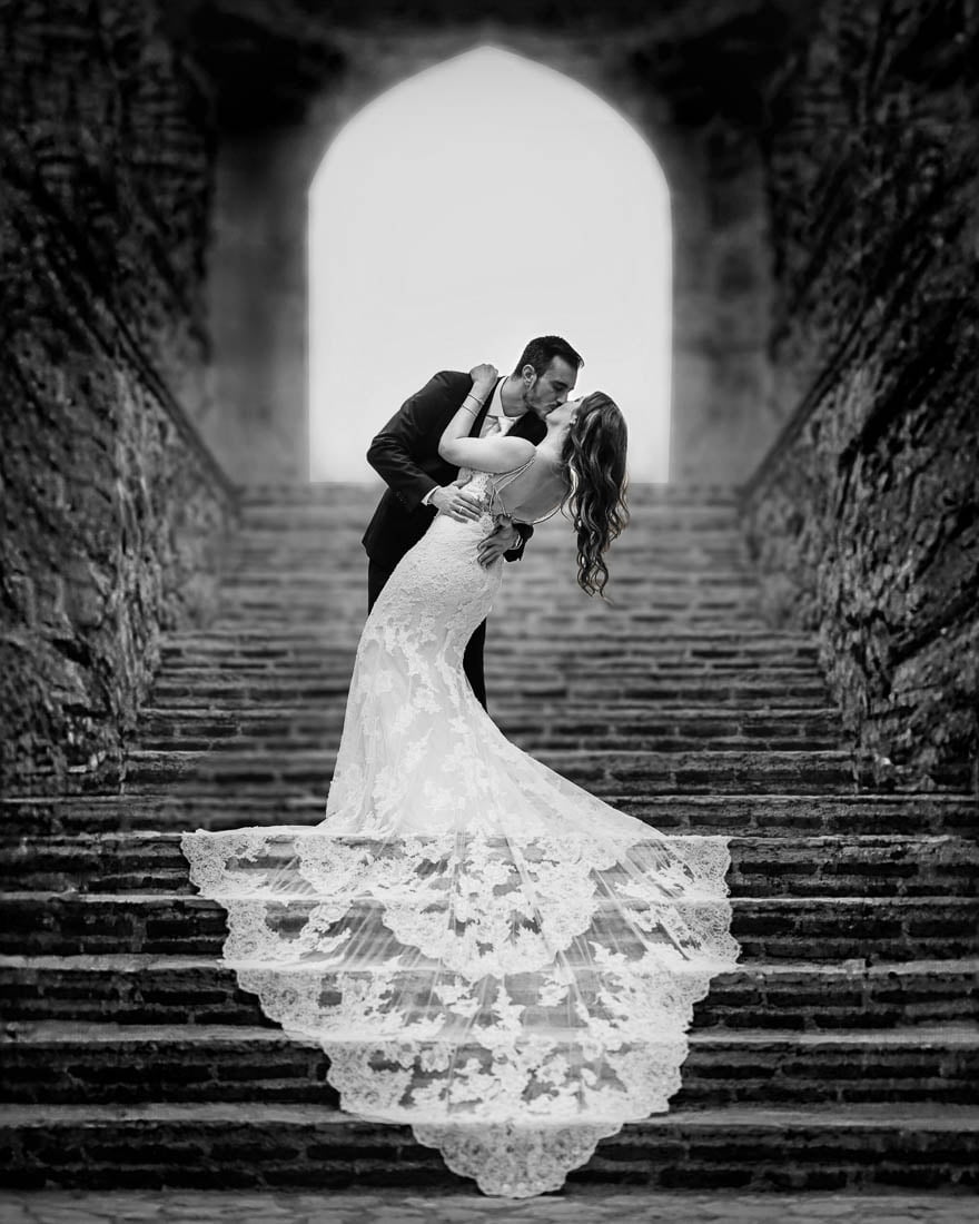 ένα νιόπαντρο ζευγάρι αγγαλιάζεται στα σκαλοπατια του Μουσείου Οίνουκαι φωτογρα;αφίζεται από τους φωτογράφους γάμου στην Αθήνα, Pixor Photography
